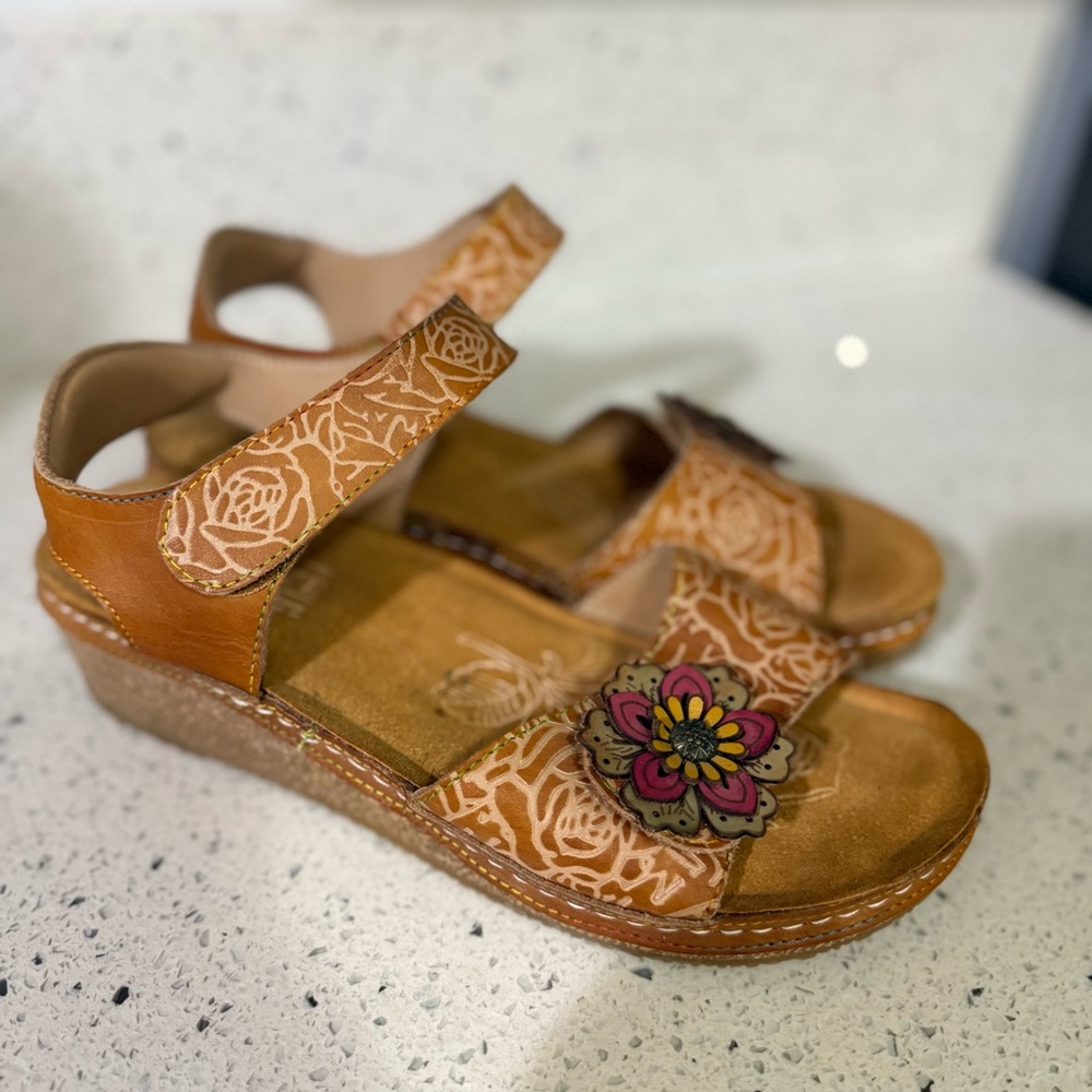 L’Artiste Spring Step Floral Tan Leather Wedges - Picture 2 of 9